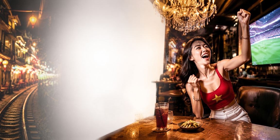 Người Hà Nội xem bóng đá và theo dõi kèo cược tại quán cà phê buổi tối